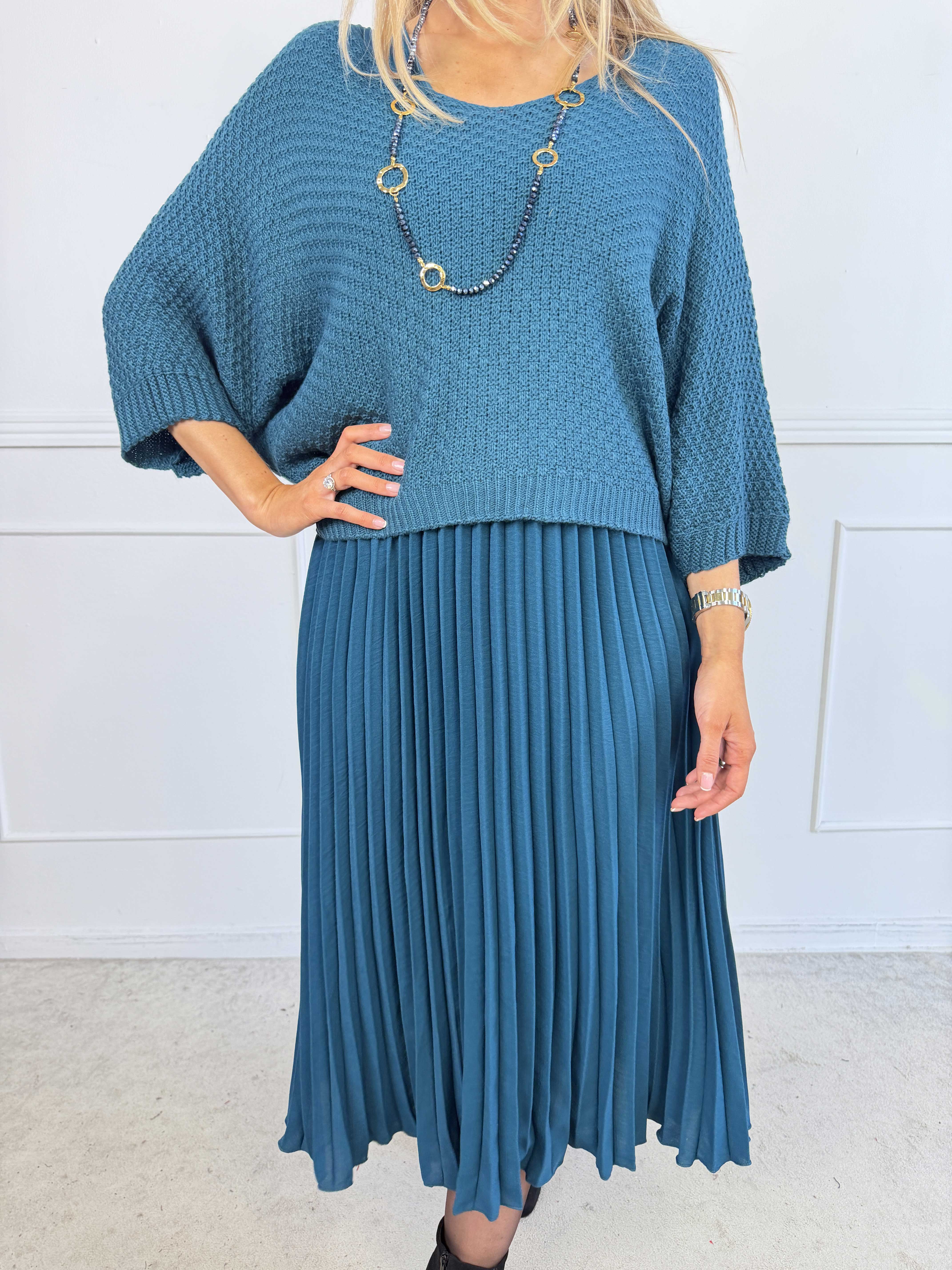 Nanna - Todelt plus size kjole i viskose med plisseret underdel og matchende strikbluse